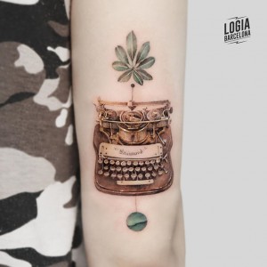 tatuaje_brazo_maquina_escribir_microrealism_logia_barcelona_mumi_ink 